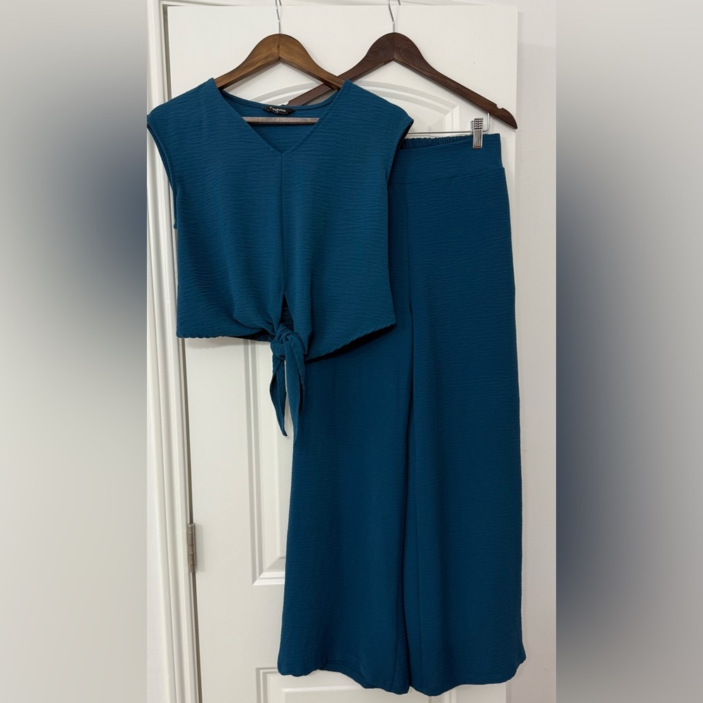 NWOT**** Teal Two-Piece Set with Tie-Front Top